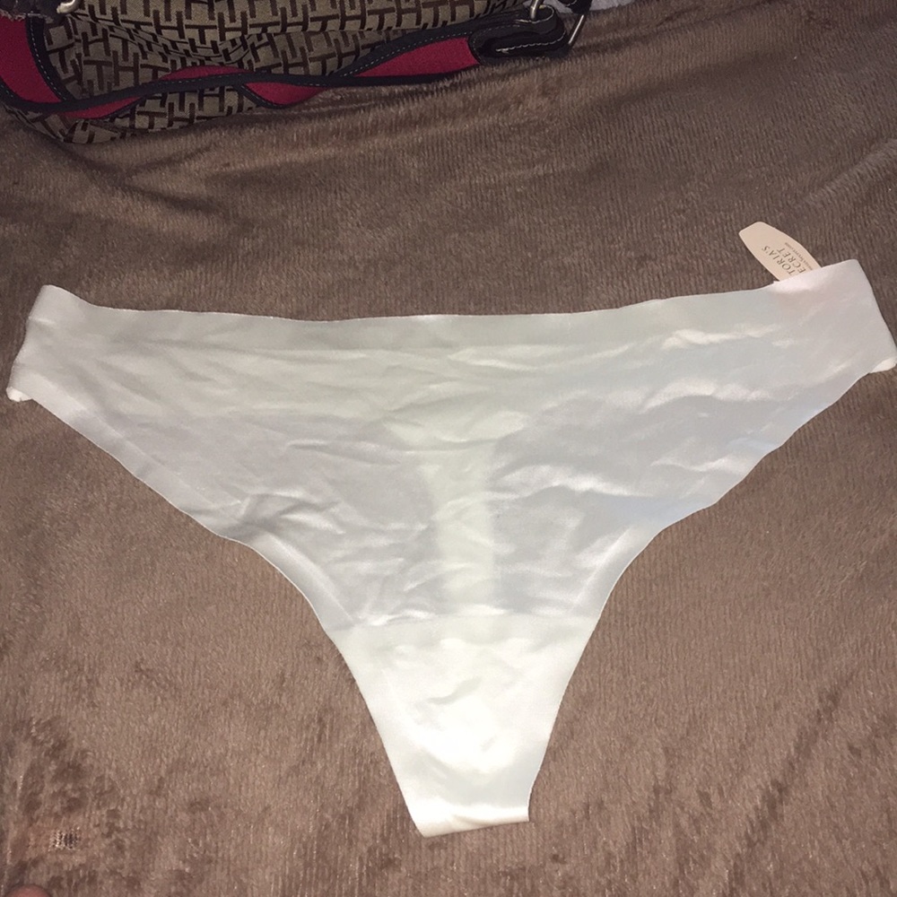 🖤Victoria Secret all white thong🖤